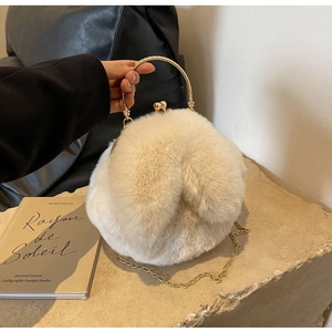 Détail du sac à main lapin en peluche avec poignée en métal doré et fausse fourrure