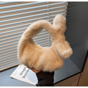 Gros plan d'un sac à main en peluche crème avec oreilles de lapin et texture douce