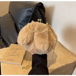 Détail du sac lapin en peluche kaki avec fermoir en métal doré et bandoulière chaîne