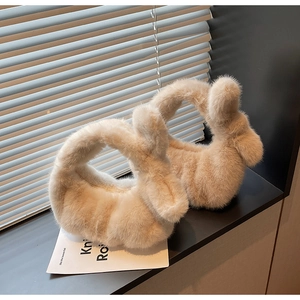 Vue détaillée des sacs à main en forme de lapin en fausse fourrure crème et marron