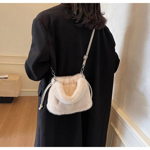 Détail du sac bandoulière en peluche beige clair avec fausse fourrure et cordon décoratif