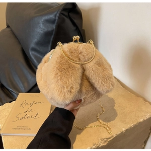 Détail de ce sac en peluche kaki avec poignée dorée et fermoir rétro en métal de luxe
