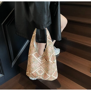Dettaglio della borsa tote in tela stile etnico con motivi geometrici e consistenza morbida