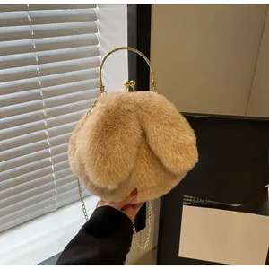 Détail du sac lapin en peluche kaki avec oreilles et poignée en métal doré