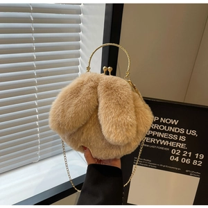 Détail du sac oreilles de lapin en fausse fourrure kaki avec poignée en métal doré
