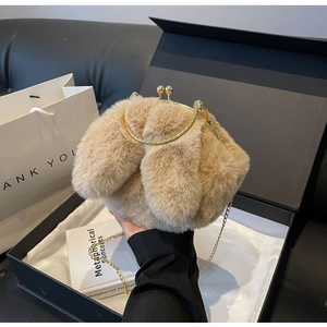 Vue détaillée du sac en peluche oreilles de lapin avec chaîne dorée dans un coffret cadeau