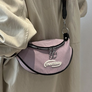 Borsa a tracolla a mezzaluna lilla pallido con bordo nero e ricamo FANYISSA