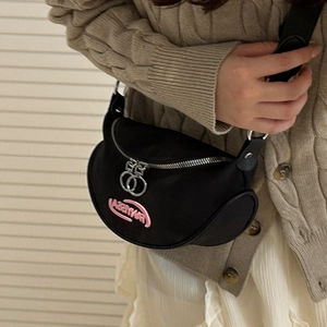 Borsa a tracolla in nylon nero con ricamo rosa e cerniere con anello d'argento