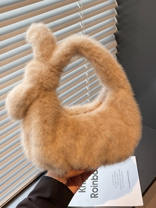Sac à main chic en fausse fourrure beige avec anse nouée pour la mode hivernale