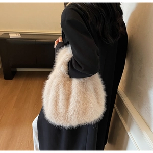 Gros plan du sac à main en fausse fourrure beige, montrant la texture douce et volumineuse