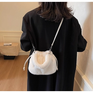 Détail du sac seau blanc en peluche avec cordon de serrage et fine bandoulière