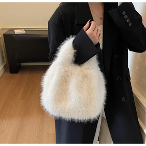 Gros plan d'un sac à main en fausse fourrure blanche avec texture douce sur modèle