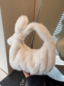 Sac à main chic en fausse fourrure beige avec poignée nouée et forme demi-lune