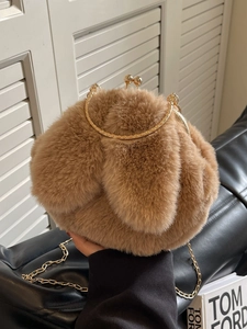 Sac à main lapin en peluche marron avec fermoir métallique doré et bandoulière