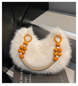 Détail du sac en fausse fourrure blanche avec bandoulière en perles et anneaux dorés