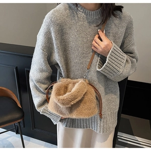 Détail du sac seau en fausse fourrure caramel avec bandoulière et texture peluche