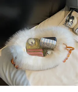 Vue de dessus du sac en peluche blanc montrant sa grande capacité de rangement