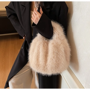 Détail de la texture douce en fausse fourrure beige d'un sac à main pour femme
