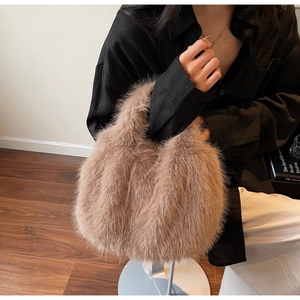 Gros plan d'un sac à main en fausse fourrure marron clair avec texture longue et douce
