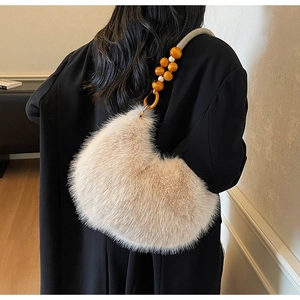Détail du sac hobo en fausse fourrure avec poignée en perles orange et anneau métal