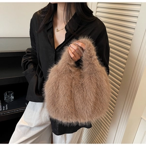 Détail du sac fourre-tout marron clair en fausse fourrure avec un design semi-circulaire