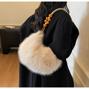 Vue détaillée d'un sac croissant en peluche avec bandoulière en perles de bois et corde