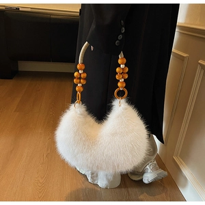 Détail du sac à main en peluche blanche avec anse en corde de chanvre et perles