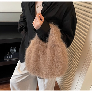 Détail du sac à main en peluche camel avec texture douce et poignée en forme d'arc élégant