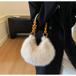 Détail du sac en fausse fourrure pelucheuse avec anse en perles de bois orange et anneau