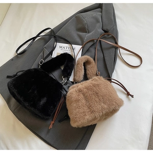 Détails de sacs seaux en peluche fausse fourrure noir et camel avec bandoulière PU