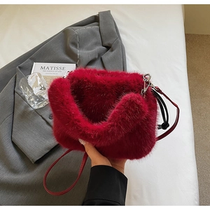 Détail du sac seau bordeaux en fausse fourrure avec ferrures argentées et bandoulière