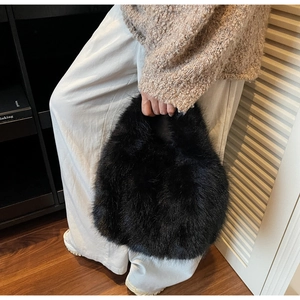 Gros plan du sac à main en fausse fourrure noire avec texture pelucheuse et volumineuse