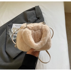 Détail d'un sac à main beige en fausse fourrure montrant sa texture douce et sa bandoulière