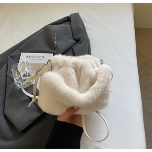 Gros plan du sac à main en fausse fourrure pelucheuse avec bandoulière et forme nuage