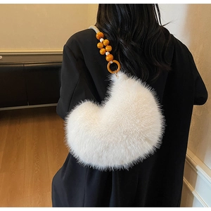 Vue détaillée du sac croissant en peluche blanche avec bandoulière à grosses perles oranges