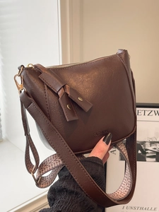 Bruine matte leren crossbodytas met geometrische riem en metalen ritssluiting