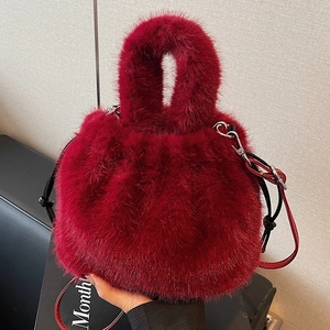 Sac seau chic en fausse fourrure bordeaux avec poignée en peluche et bandoulière hiver