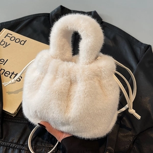 Sac seau blanc en fausse fourrure avec poignée en peluche et cordon de serrage