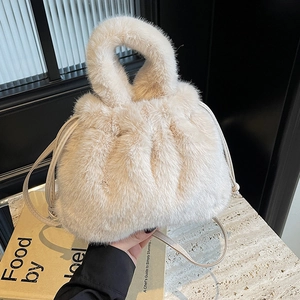 Sac à main chic en fausse fourrure beige avec cordon de serrage et bandoulière amovible