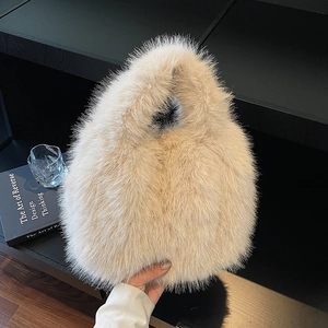 Sac à bandoulière en fausse fourrure crème avec une texture douce et une poignée ronde