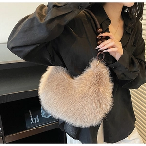 Détail d'un sac bandoulière en fausse fourrure avec poignées en perles de bois brun