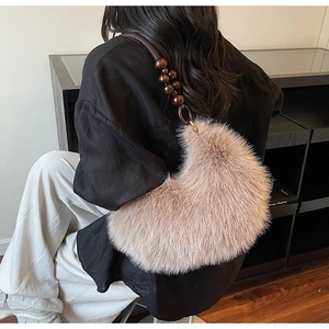 Détail du sac à bandoulière en fausse fourrure pelucheuse avec perles en bois