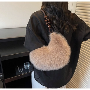 Détail du sac lune en peluche camel montrant la fourrure synthétique et les perles en bois