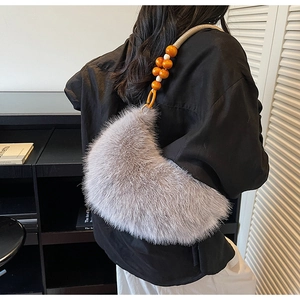 Détail du sac en fausse fourrure pelucheuse avec bandoulière en perles de bois
