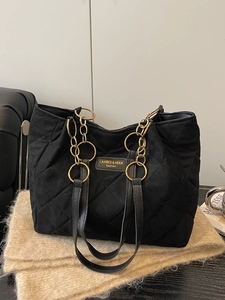 Klassische schwarze gesteppte Tote Bag mit Goldkette und großem Fassungsvermögen für Alltag
