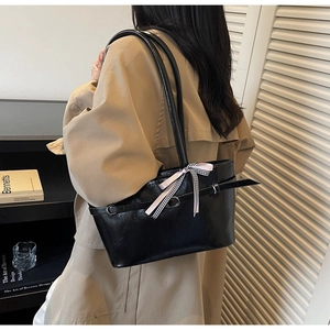 Borsa sottobraccio in vernice nera lucida con fiocco di seta a righe rosa