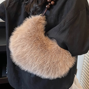 Sac demi-lune en fausse fourrure marron avec bandoulière rétro en perles de bois