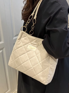 Schicke beige gesteppte Tragetasche mit goldener Kette und Rautenmuster für Damen