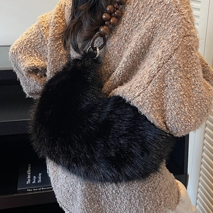 Sac à épaule noir en fausse fourrure avec bandoulière en perles de bois pour l'hiver