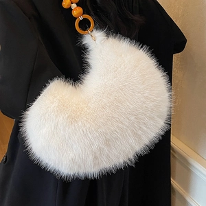 Sac croissant en fausse fourrure blanche avec bandoulière en perles de bois colorées